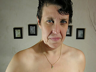 This mama loves to play with her wet drippin pussy
