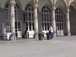 Cum dans la bouche une chienne brune