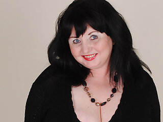 British housewife shows off her great tits and big ass