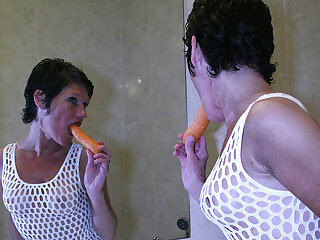 Squirting mature slut gets off