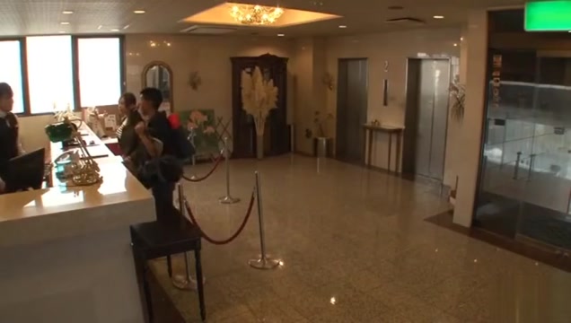 Ngủ chung voi di trong khach san